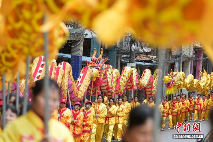广西龙州上演“春龙节”大巡游