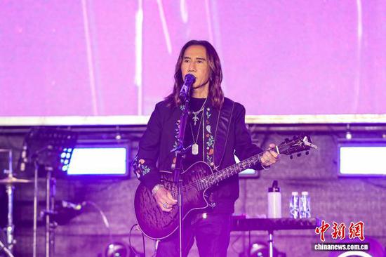 3月21日晚，台湾摇滚组合动力火车成员颜志琳在演出中。中新社记者 瞿宏伦 摄
