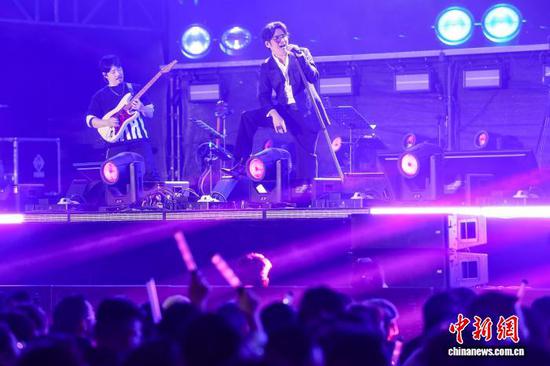 3月21日晚，华语流行乐男歌手曹格在演出中。中新社记者记者 瞿宏伦 摄