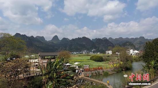 图为游客在贵州省兴义市万峰林街道的上纳灰村游玩。记者 周燕玲 摄 图为游客在贵州省兴义市万峰林街道的上纳灰村游玩。记者 周燕玲 摄