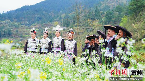 身着盛装的群众在进行情歌对唱。吴麟钦 摄 身着盛装的群众在进行情歌对唱。吴麟钦 摄