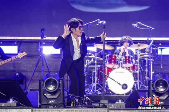 3月21日晚，华语流行乐男歌手曹格在演出中。中新社记者 瞿宏伦 摄