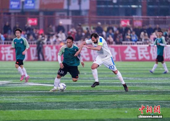 图为意大利罗马工程师协会足球队球员与榕江县大利侗寨足球队球员展开拼抢。韦贵金 摄 图为意大利罗马工程师协会足球队球员与榕江县大利侗寨足球队球员展开拼抢。韦贵金 摄