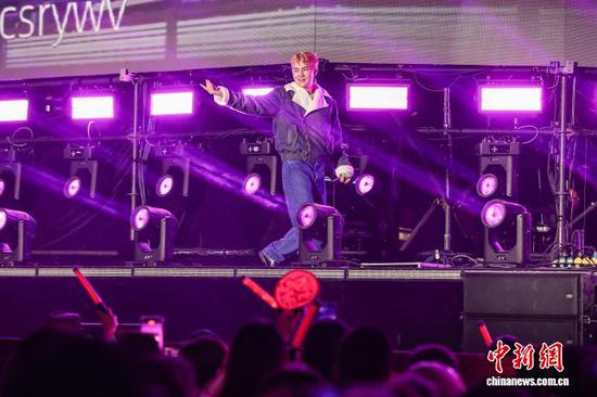 3月21日晚，台湾艺人吴克群在演出中。中新社记者 瞿宏伦 摄
