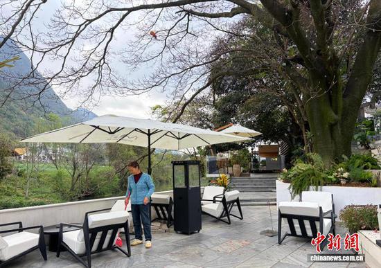 图为杨明琴在村里的咖啡店打扫卫生。记者 周燕玲 摄 图为杨明琴在村里的咖啡店打扫卫生。记者 周燕玲 摄