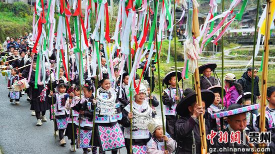 行进过程当中的巡游队伍。吴麟钦 摄 行进过程当中的巡游队伍。吴麟钦 摄