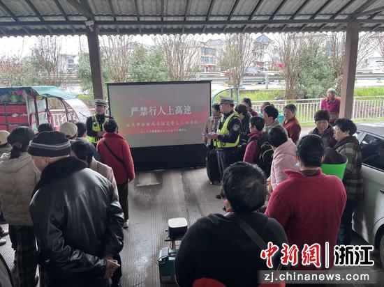 丽水管理中心携手高速交警支队给民众传递安全知识。&nbsp;丽水管理中心&nbsp;供图