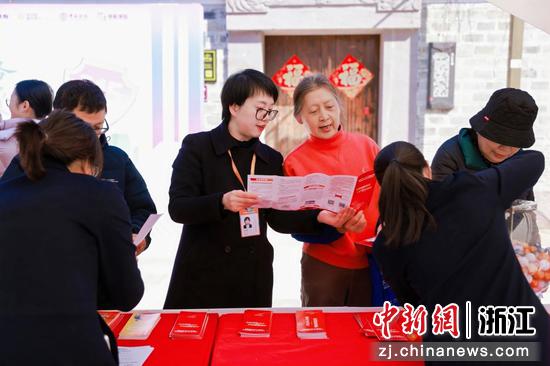 日前，温州银行职员助力银发族跨越“数字鸿沟”。黄艳丹&nbsp;供图