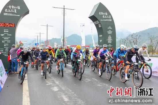 21日，“华尔琦杯”追逐自由2026汇溪瓜车（Gravel&nbsp;Bike）挑战赛鸣枪开赛。主办方&nbsp;供图