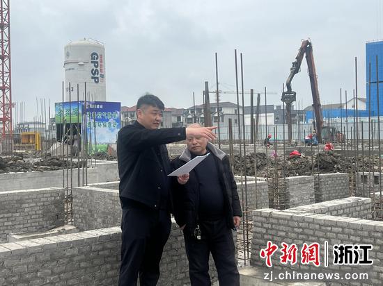 纪委工作人员视察项目基地。千金镇供图 纪委工作人员视察项目基地。千金镇供图