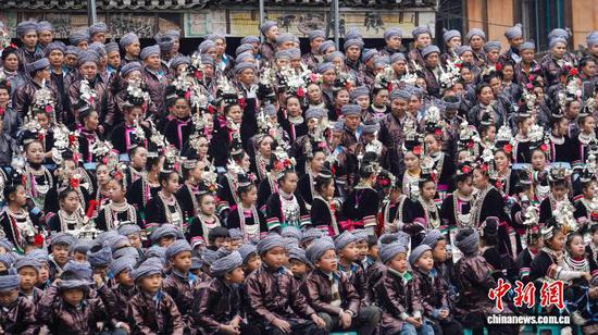 图为侗族群众在小黄村鼓楼前演唱侗族大歌。卢忠南 摄