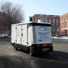 无人配送车“驶入”新疆机场，你的快递和外卖可能正被它“签收”