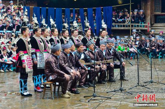 图为侗族群众在小黄村鼓楼前演唱侗族大歌。卢忠南 摄