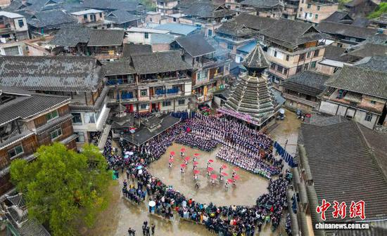 图为侗族群众在小黄村鼓楼前演唱侗族大歌。卢忠南 摄