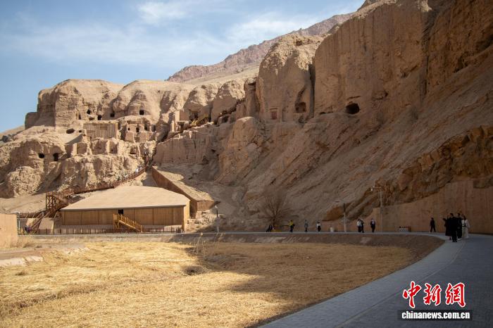 新疆吐峪沟石窟引游客参观