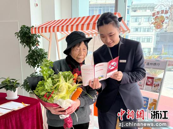 日前，温州银行职员对老年客户开展反洗钱宣教。黄艳丹&nbsp;供图