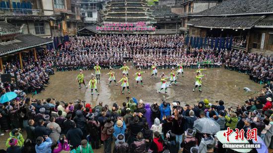 图为侗族群众在小黄村鼓楼前演唱侗族大歌。卢忠南 摄