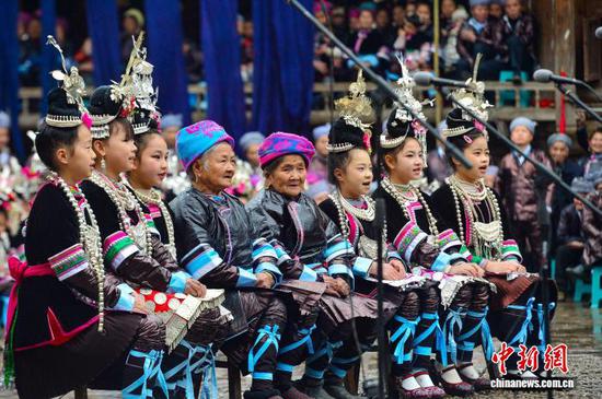 图为侗族群众在小黄村鼓楼前演唱侗族大歌。卢忠南 摄