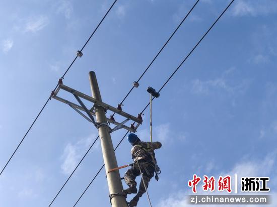 泰顺隧道管理所在筱高线G979专线26#杆安装远传故障指示器。 温州管理中心 供图 泰顺隧道管理所在筱高线G979专线26#杆安装远传故障指示器。 温州管理中心 供图