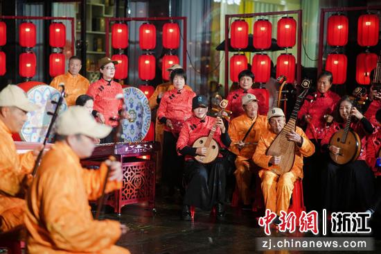 《作铜锣》表演现场。宁溪镇供图 《作铜锣》表演现场。宁溪镇供图