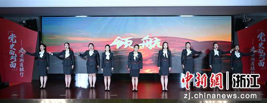 图为:浙商银行党员代表献上合唱《领航》。中新社记者 王刚 摄 图为:浙商银行党员代表献上合唱《领航》。中新社记者 王刚 摄