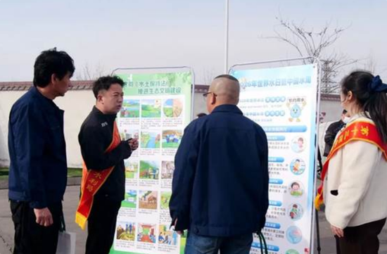 工作人员向企业员工普及涉水政策法规与节水用水知识。
