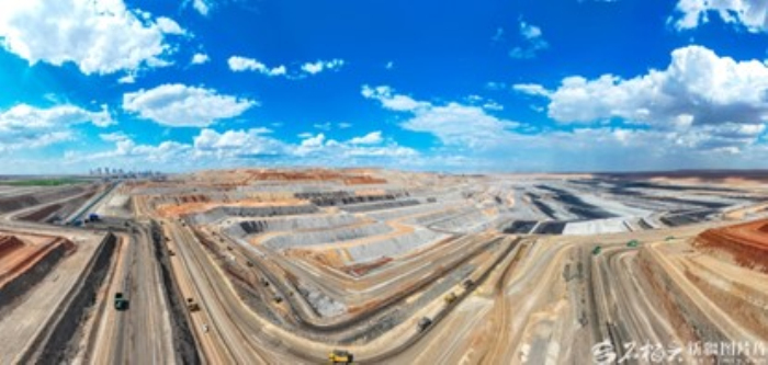 准东经济技术开发区国家能源集团新疆能源红沙泉一号露天煤矿一角。何龙 摄

