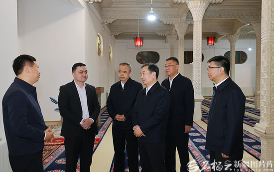 3月24日，自治区党委书记陈小江、自治区主席艾尔肯·吐尼亚孜在和田市伊里其乡托甫恰清真寺，详细了解宗教活动开展、宗教人士关爱培养等情况。石榴云/新疆日报记者 崔志坚摄e