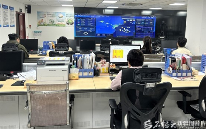 3月19日,昌吉市大气污染防治指挥中心,工作人员正在对收集的数据进行分析。张圆圆 摄 3月19日,昌吉市大气污染防治指挥中心,工作人员正在对收集的数据进行分析。张圆圆 摄