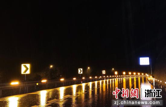丽龙高速路侧低位照明系统。 浙江交通集团高速公路丽水管理中心 供图 丽龙高速路侧低位照明系统。 浙江交通集团高速公路丽水管理中心 供图