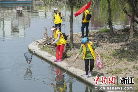 近日,浙江宁波镇海区黄背包志愿者开展护水活动。任肖意 供图 近日,浙江宁波镇海区黄背包志愿者开展护水活动。任肖意 供图