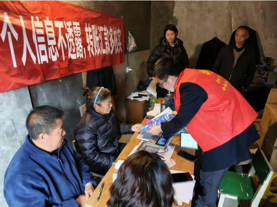 农行贵阳观山湖支行工作人员走进企业开展反诈宣讲