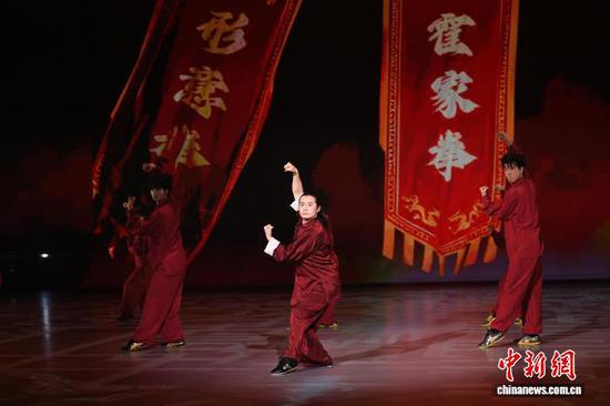 图为霍元甲玄孙女、霍氏练手拳第五代代表性传承人霍静虹(中)在开幕式上展演。中新社记者 佟郁 摄 图为霍元甲玄孙女、霍氏练手拳第五代代表性传承人霍静虹(中)在开幕式上展演。中新社记者 佟郁 摄