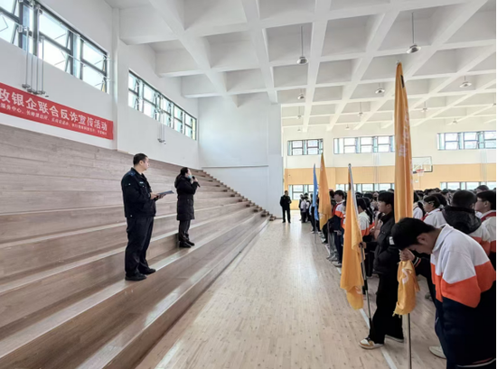 农行贵阳观山湖支行工作人员走进校园开展反诈宣讲