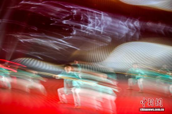 图为开幕式文体展演。中新社记者 佟郁 摄 图为开幕式文体展演。中新社记者 佟郁 摄