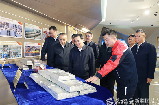 3月25日，自治区党委书记陈小江、自治区主席艾尔肯·吐尼亚孜在位于洛浦县的和田昆冈经济技术开发区，实地了解新疆昆仑锌业有限责任公司生产运营情况。石榴云/新疆日报记者 崔志坚摄e
