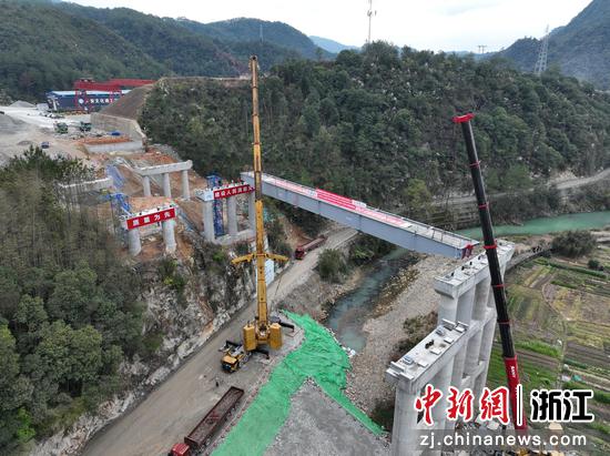 义龙庆高速丽水段项目首联钢箱梁架设现场。&nbsp;潘皓钺&nbsp;供图