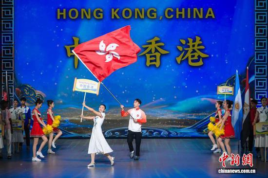 图为中国香港代表团入场。中新社记者 佟郁 摄 图为中国香港代表团入场。中新社记者 佟郁 摄