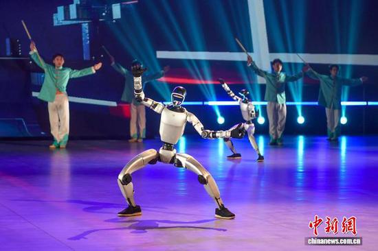 图为开幕式人形机器人武术展演。中新社记者 佟郁 摄 图为开幕式人形机器人武术展演。中新社记者 佟郁 摄