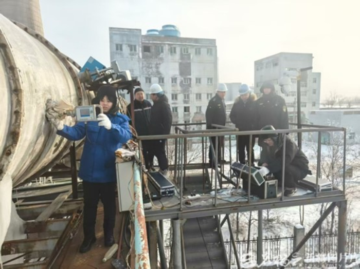 2月9日,昌吉州生态环境局工作人员开展废气比对监测。图/昌吉州生态环境局提供 2月9日,昌吉州生态环境局工作人员开展废气比对监测。图/昌吉州生态环境局提供