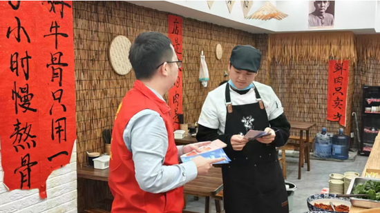 农行贵阳观山湖支行工作人员走进商铺开展反诈宣讲