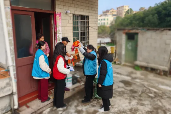 志愿者们在向村民分发电子鞭炮 志愿者们在向村民分发电子鞭炮