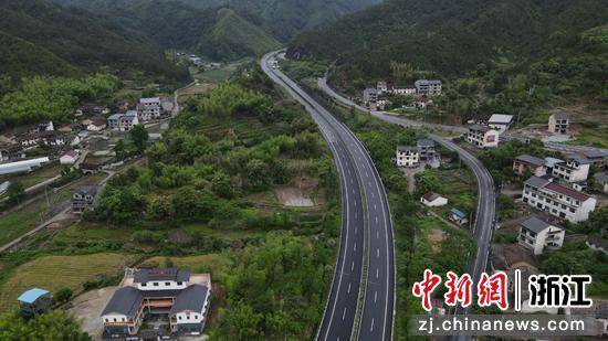 俯瞰丽龙高速。 浙江交通集团高速公路丽水管理中心 供图 俯瞰丽龙高速。 浙江交通集团高速公路丽水管理中心 供图
