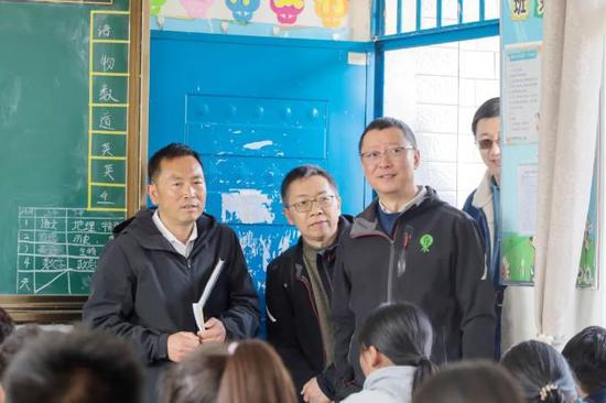 调研组一行在牛棚镇第一中学调研