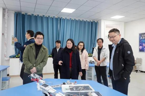 调研组一行在威宁民族中学调研