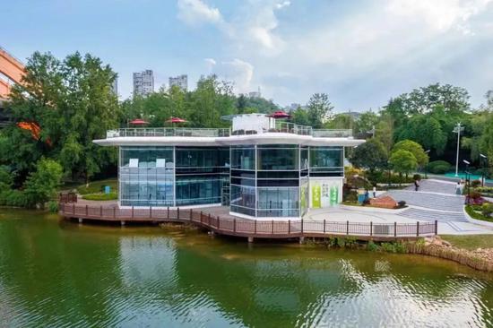 坐落于观山湖公园湖畔的贵阳市观山湖区生态文明展览馆 (资料图) 坐落于观山湖公园湖畔的贵阳市观山湖区生态文明展览馆 (资料图)