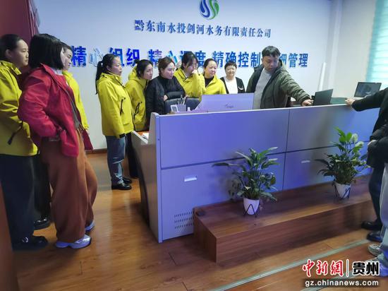 讲解员向教师代表详细讲解制水、供水过程