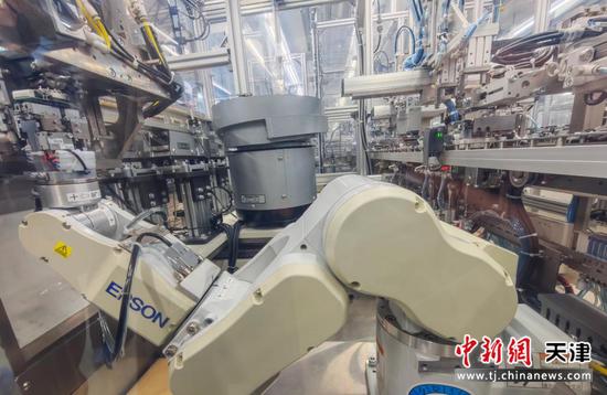 爱普生六轴机械臂自动化插针生产线(主办方供图) 爱普生六轴机械臂自动化插针生产线(主办方供图)