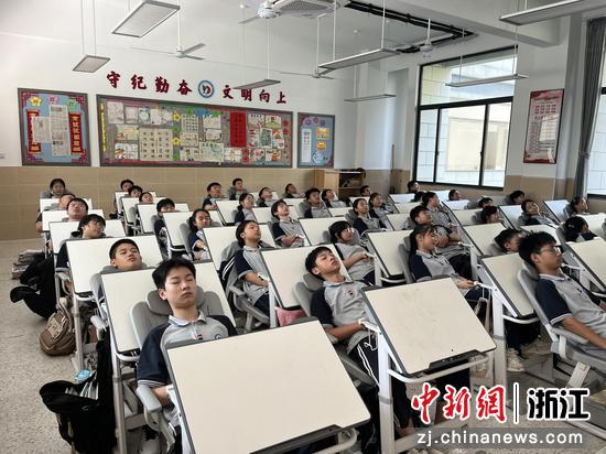 学生利用可躺式课桌椅进行午休。湖州市委宣传部供图 学生利用可躺式课桌椅进行午休。湖州市委宣传部供图