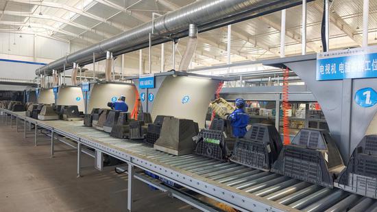 3月30日，在新疆三和生态环境服务有限公司生产车间，工人正在流水线上忙着拆解废旧家电。短短50秒时间，每台废旧家电中98%以上的材料被高效分离为金属、玻璃、塑料等再生资源。（柳玉柱 摄